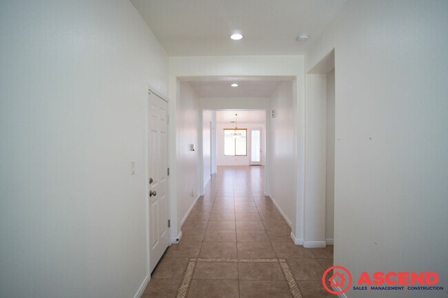 Building Photo - Beautiful 4 Bedroom in Southwest!