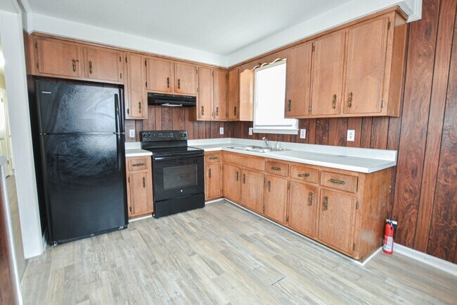 Building Photo - Pet Friendly Three Bedroom!
