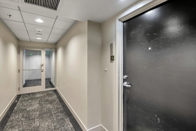 Building Photo - 425 W Beech St