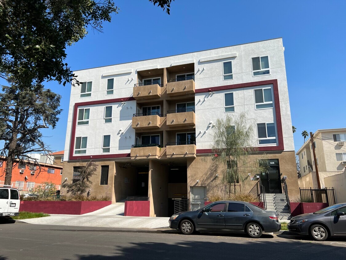 The building - 928 S Berendo St