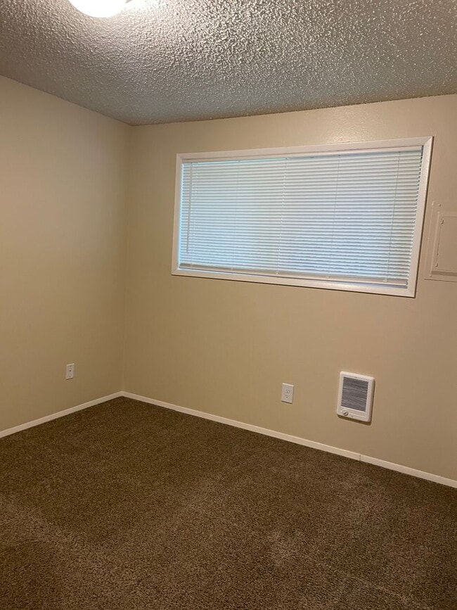 Building Photo - 17420 NE Halsey St