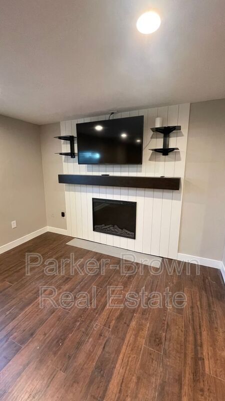 Building Photo - 8950 Midvalley Dr