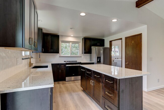Building Photo - 3 Bed 2 Bath Home in Swantown Neighborhood