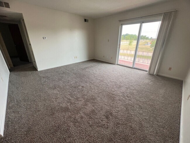 Foto del edificio - 2 Bedroom 1 Bath Balcony Apartment Available