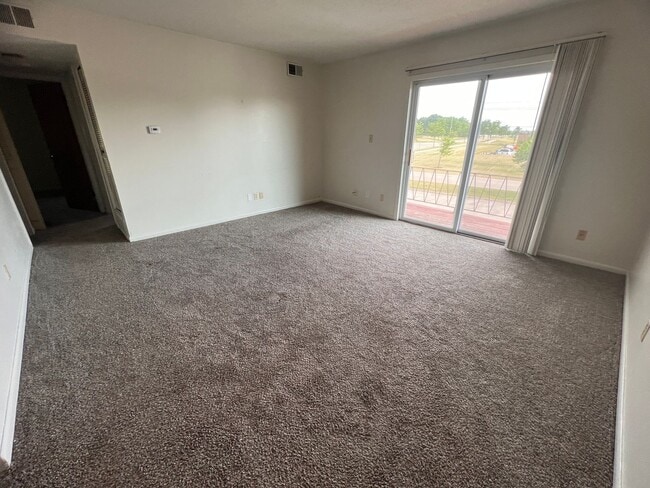 Building Photo - 2 Bedroom 1 Bath Balcony Apartment Available
