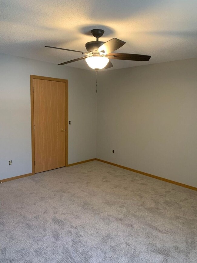 Foto del edificio - Prairie Mill Townhomes