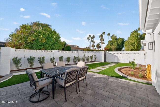 Foto del edificio - 6259 E Avalon Dr