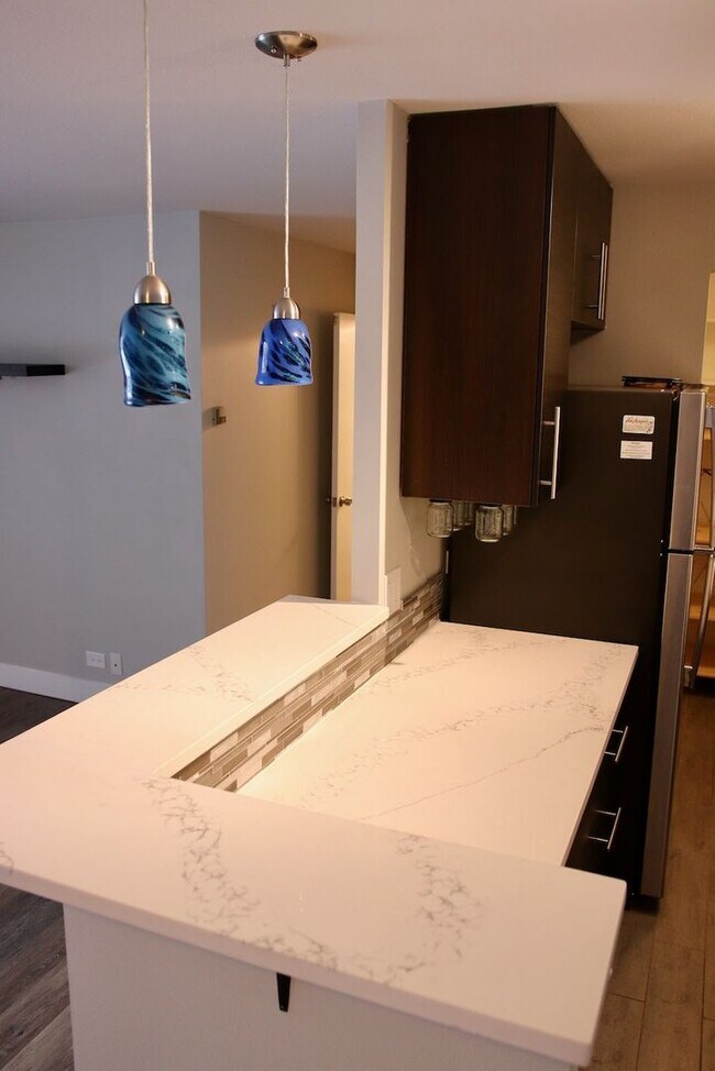 Building Photo - Updated, Immaculate 1 bedroom 1 bath in th...