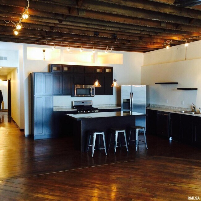 Foto del edificio - 106 N Main St