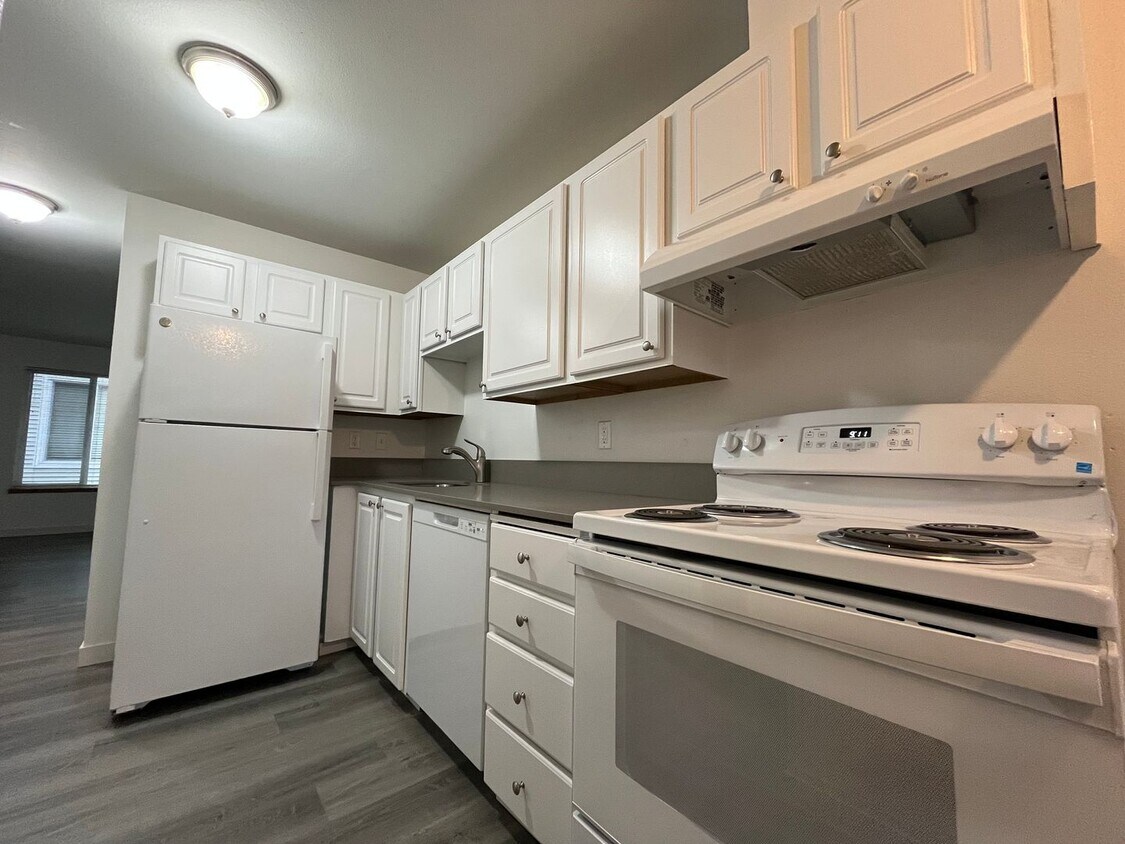 Photo - 9227 Interlake - 1 bed/1bath - North Seattle - Plank floors and W/D