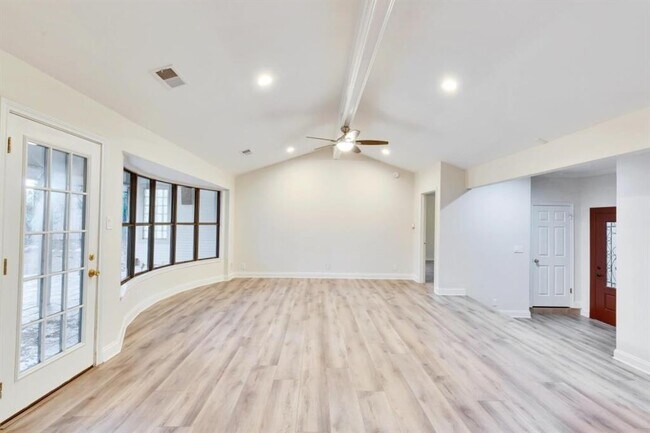 Foto del edificio - 2120 Wychwood Dr