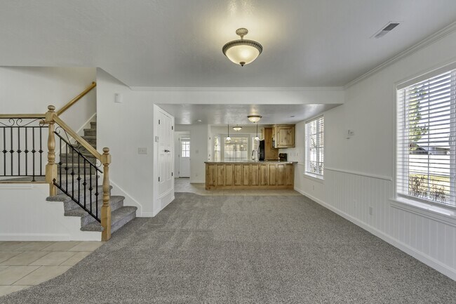 Building Photo - 816 N 175 E