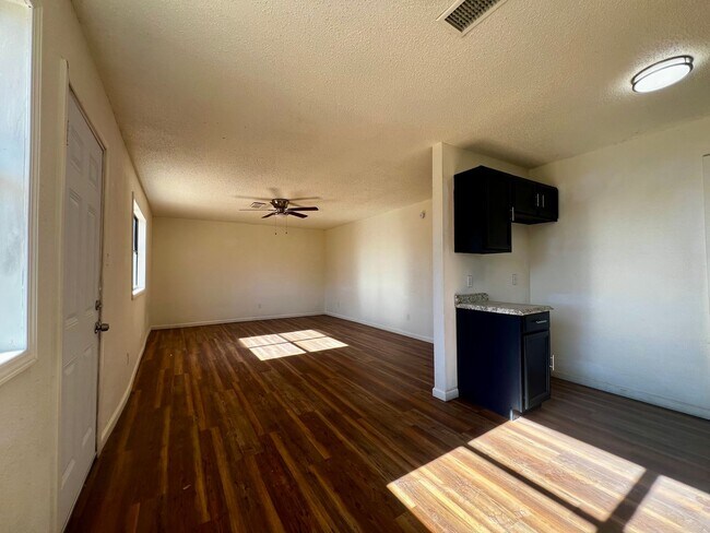 Building Photo - Charming Home Located in Lubbock Country Club