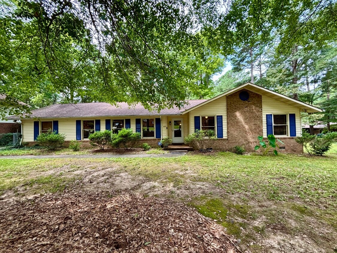 Foto principal - 833 Brandon Rd