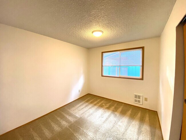 Foto del edificio - Bothell Duplex w/ Spacious Yard