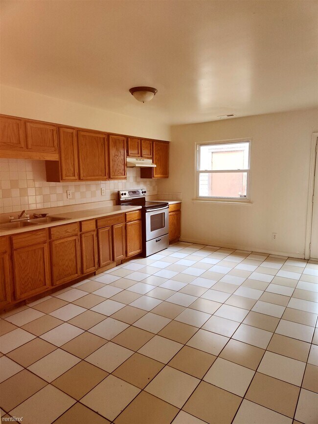 Building Photo - 3 br, 1.5 bath Townhome - 5403 Grand Lake ...