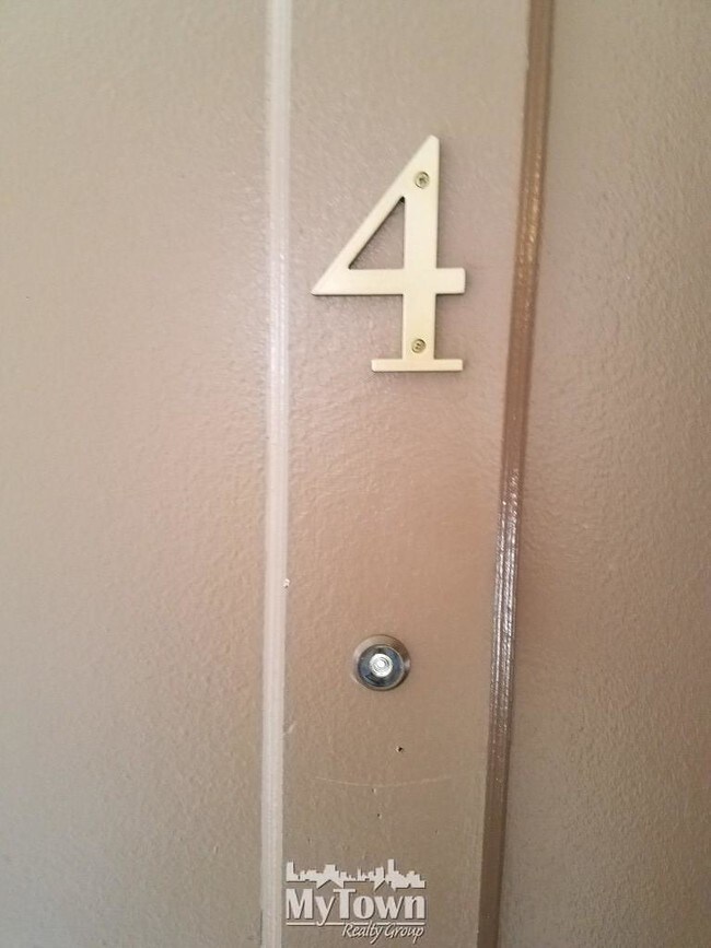 Foto del edificio - 1 Bed plus Den near EL