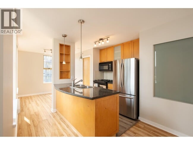 Building Photo - 989 Richards St