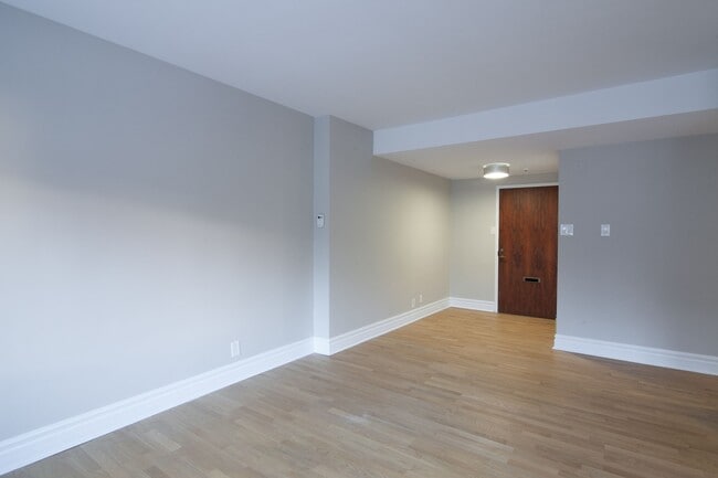 Building Photo - 4555 Av. Bonavista