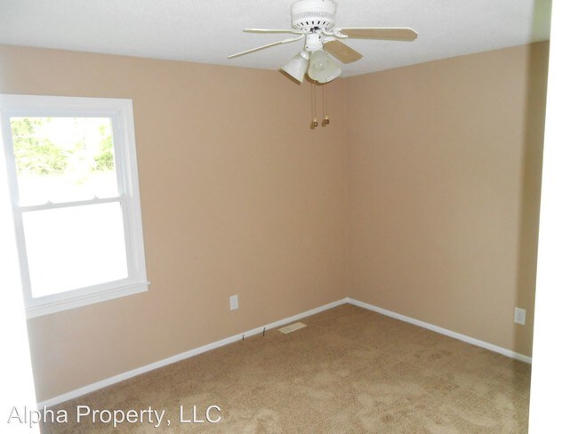 Building Photo - 3 br, 1 bath House - 1034 Hickory Lane