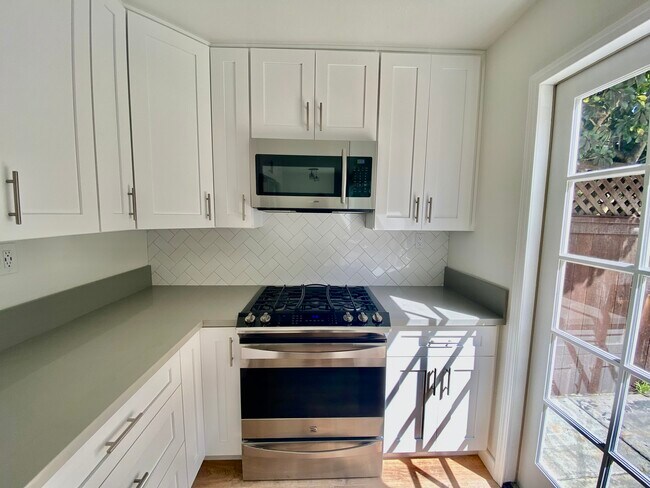 Building Photo - 527 Turfwood Ln