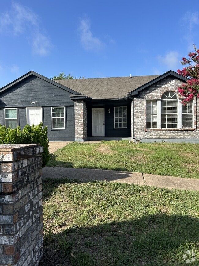 Building Photo - 5417 Trailview Dr