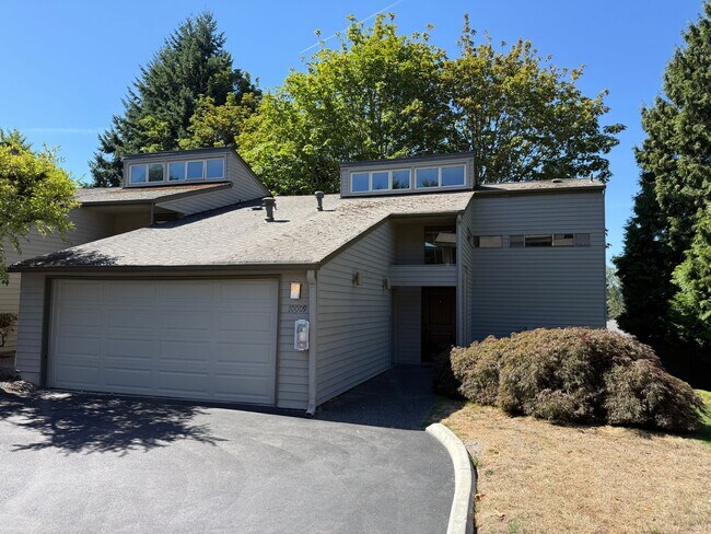 Foto del edificio - Beautifully Updated Spacious Townhome!