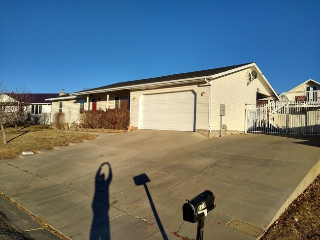 Building Photo - 5 Bedroom 3 Bath with 2 garages! Pet Frien...
