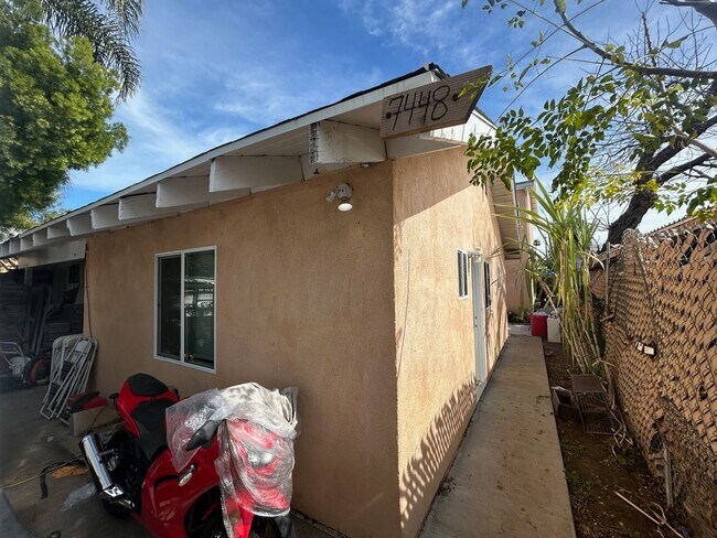 Foto del edificio - 7446 Tampa Ave