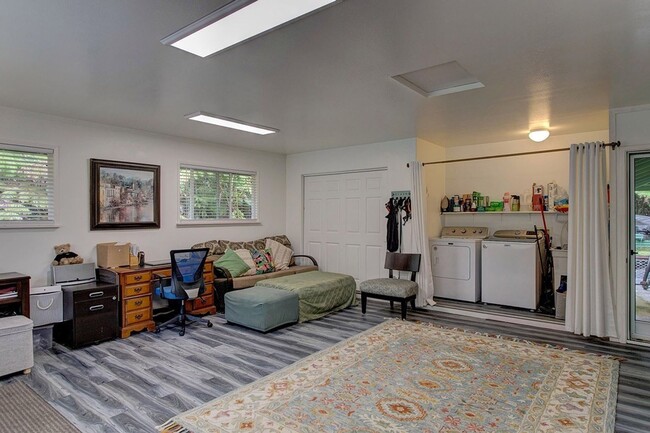 Building Photo - Beautiful 3 bedroom 2 bath PET FRIENDLY ho...