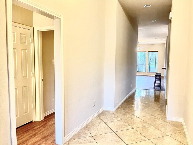 Foto del edificio - 12018 Grace Hall Dr