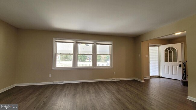 Building Photo - 2412 W Colonial Dr