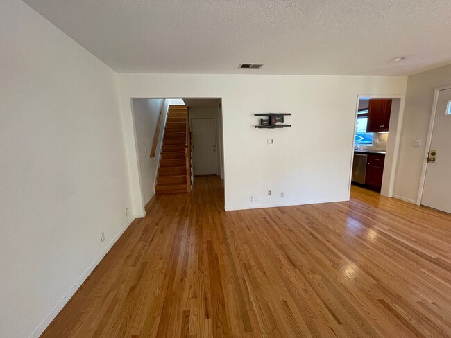 Foto del edificio - Gorgeous Mt. View townhome with garage, EV...