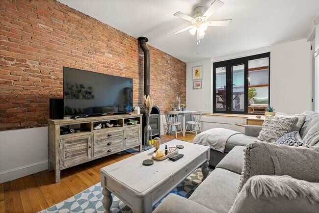 Building Photo - 347 Marlborough St