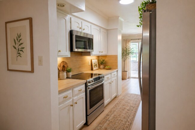 Building Photo - AULDS BROADMOOR TERRACE-NICE LARGE HOME