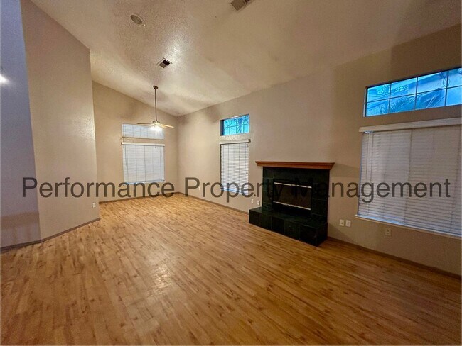 Foto del edificio - Stunning 4 Bed/3 Bath Home in SW Bakersfield w/ RBP & $0 Deposit Option