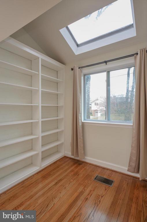 Primary Photo - 208 Upton St