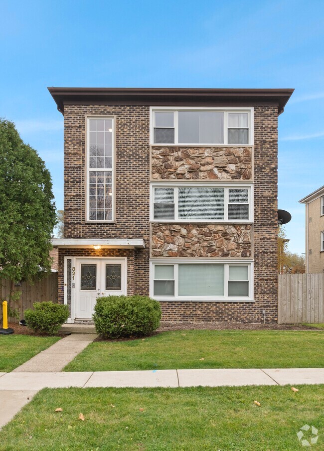 Building Photo - 821 E Lilly Ln