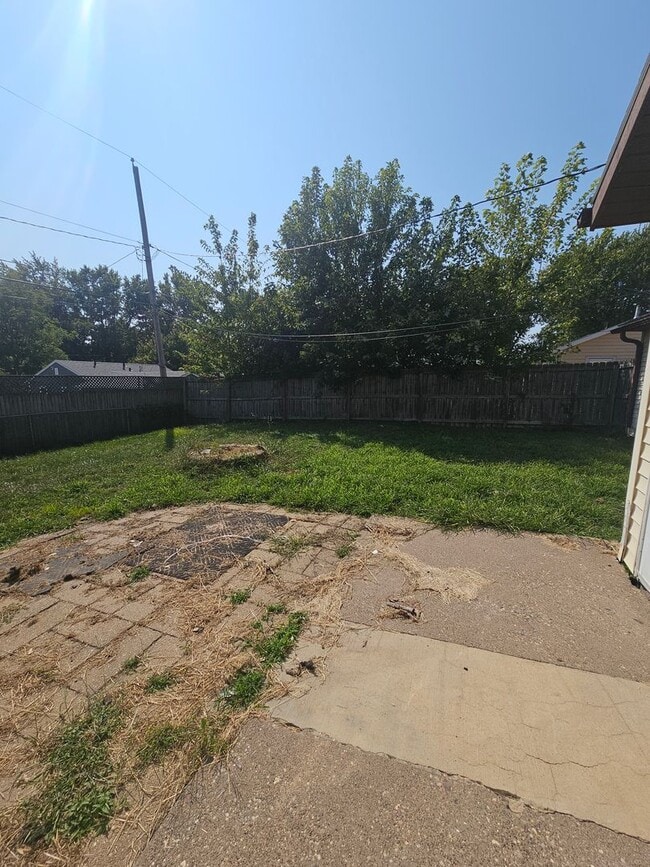 Building Photo - There is a $25 fee per application and eve...