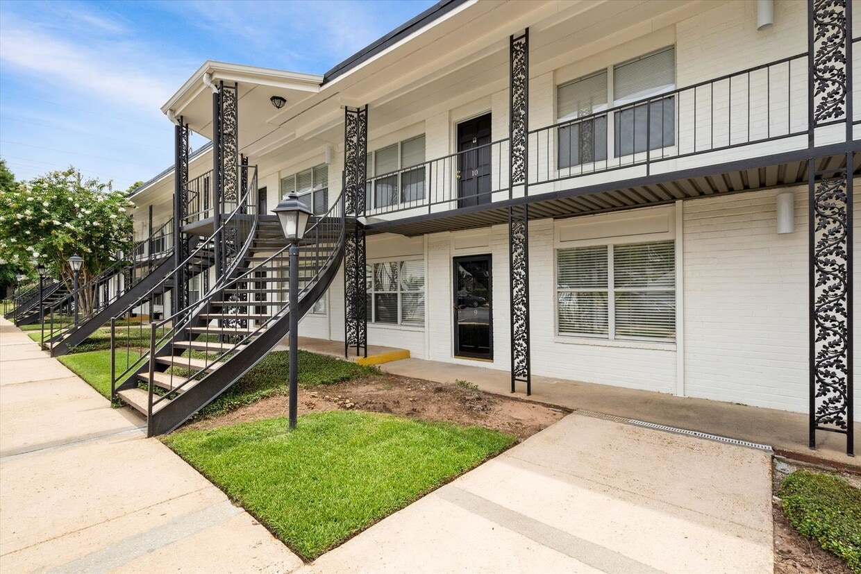 Primary Photo - SPANISH VILLA CONDOMINIUM