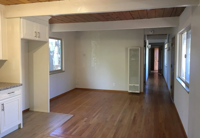 Building Photo - Cozy 2 Bed, 2 Bath Single Family Home in t...