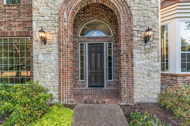 Foto del edificio - 5327 Elm Spring Ln