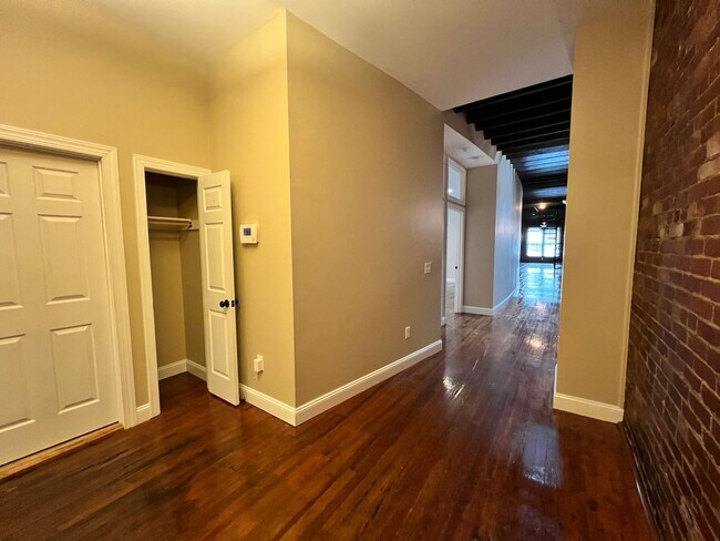 Foto del edificio - Conveniently located downtown