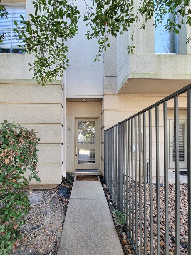 Foto del edificio - Stunning Townhouse In A Great Location Near Memorial Park!