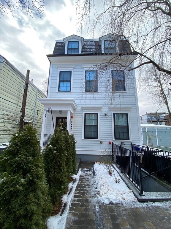 Building Photo - 559 E 5th St