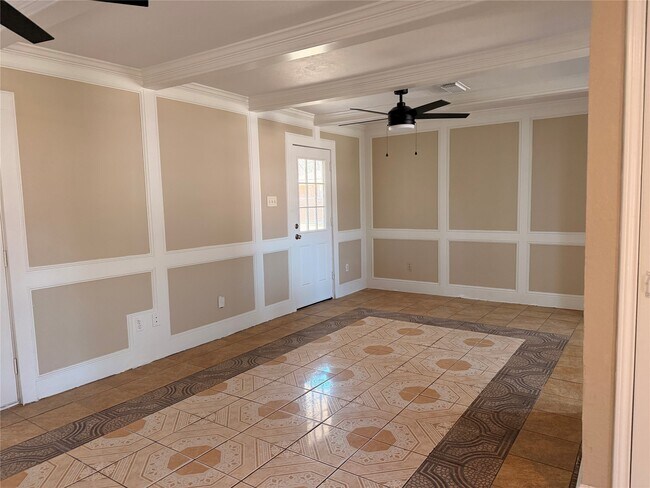 Building Photo - 628 Truman St