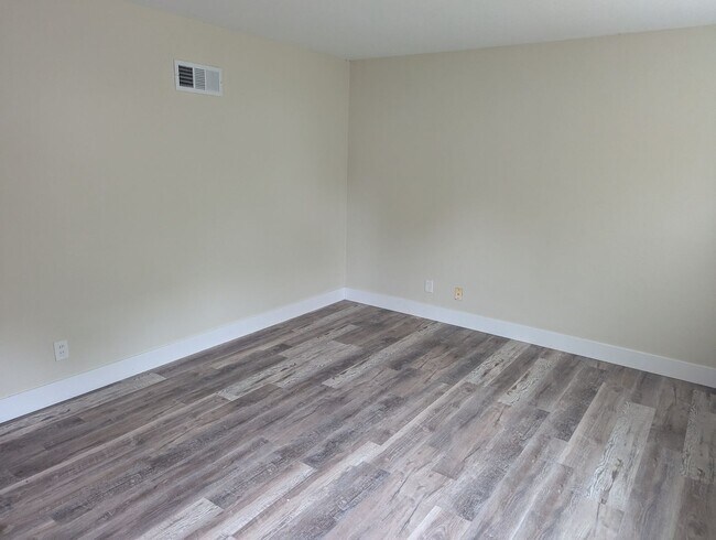 Foto del edificio - Brand New Inside and Out, Black Stainless New Appliances, Washer Dryer Included!