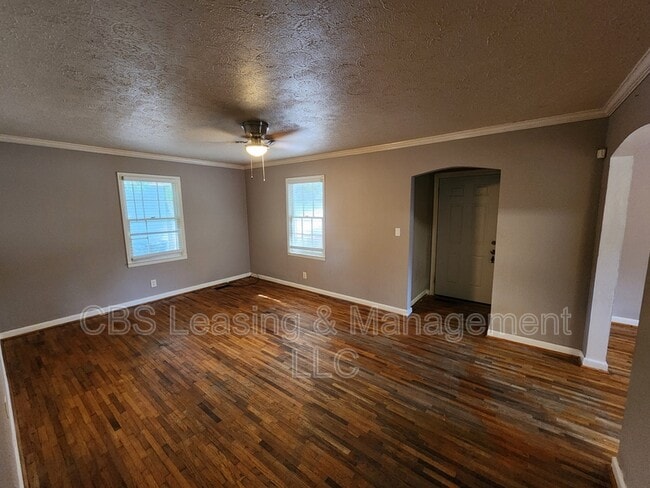 Building Photo - 427 Bernard Dr
