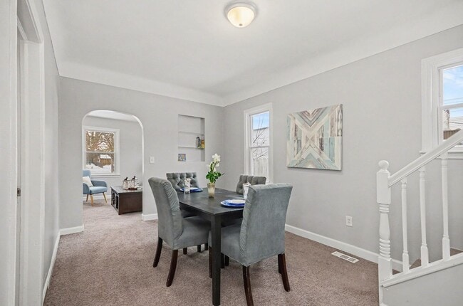 Building Photo - Bright, Clean 3 bed/1 bath- Move In Ready