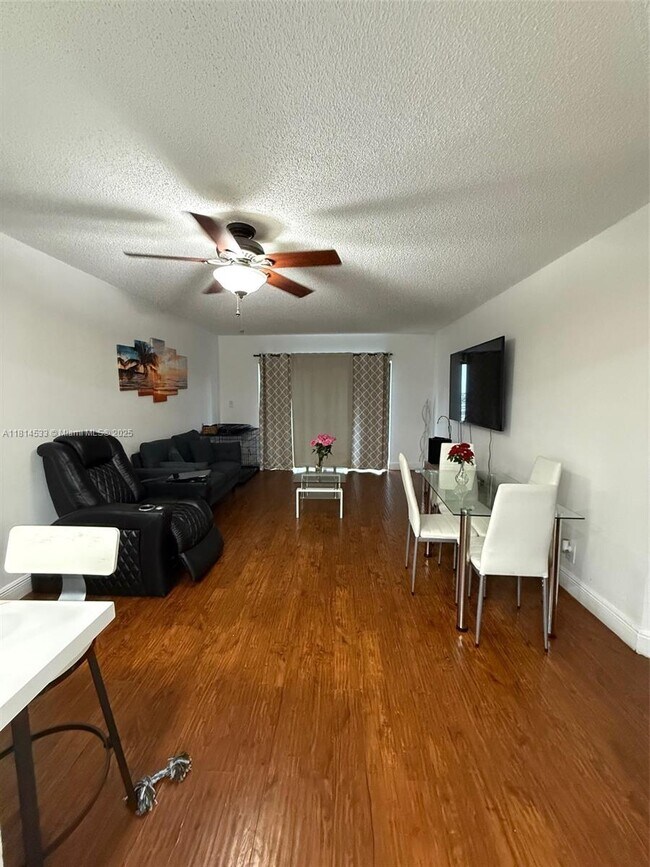 Foto del edificio - 8290 Lake Dr